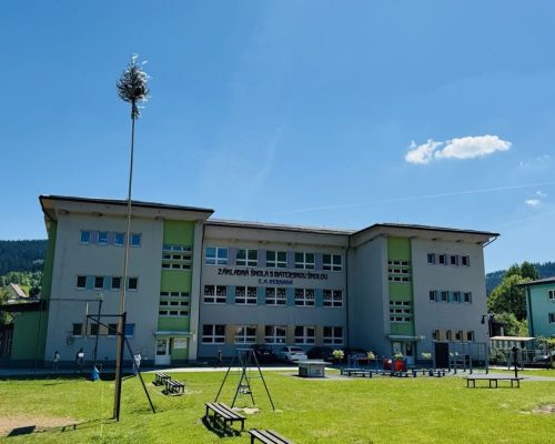 Máj zdobí i areál Zš s MŠ E. A. Cernana