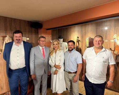 Zľava: starosta obce Makov Stanislav Gašparík, starosta obce Vysoká nad Kysucou Anton Varecha, ministerka kultúry SR Martina Šimkovičová, starosta obce Nová Bystrica Jozef Kuric, starosta obce Ochodnica Radoslav Ďuroška 
