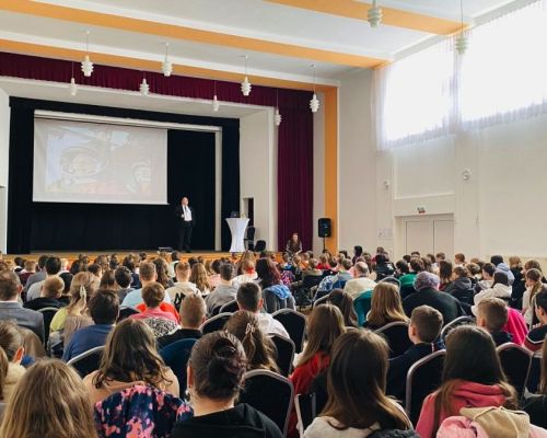 Prednáška v sále kultúrneho domu vo Vysokej nad Kysucou