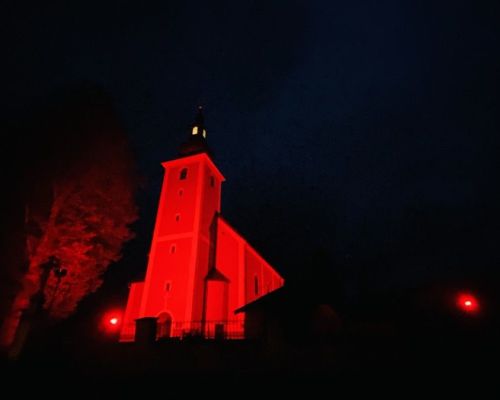 Farský kostol sv. Matúša vo Vysokej nad Kysucou nad Kysucou, bol na znak podpory pacientov s vrodený