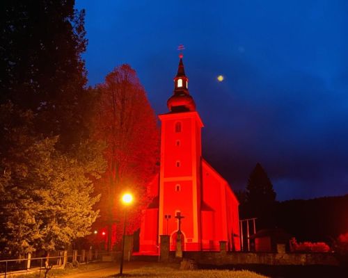 Farský kostol sv. Matúša vo Vysokej nad Kysucou nad Kysucou, bol na znak podpory pacientov s vrodený