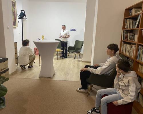 Improvizované štúdiu v obecnej knižnici
