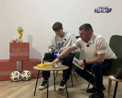 Matúš Pavlík podpisuje futbalovú loptu