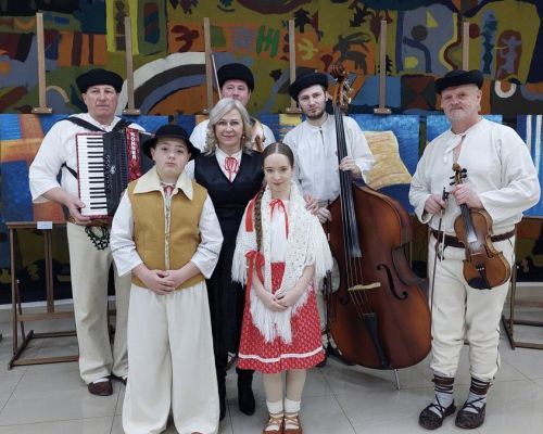 Vzácnych hostí vítala Muzička spod Grúňa spolu so žiakmi ZŠ s MŠ E. A. Cernana – Adelkou Papajčíkovo