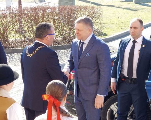 Privítanie predsedu vlády SR Róberta Fica.