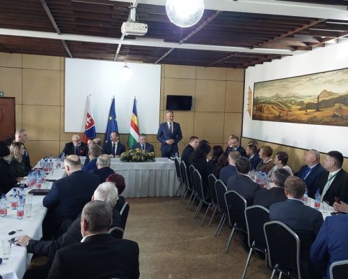 Stretnutie predsedu vlády SR s primátormi, starostkami a starostami kysuckých miest a obcí. Prítomní