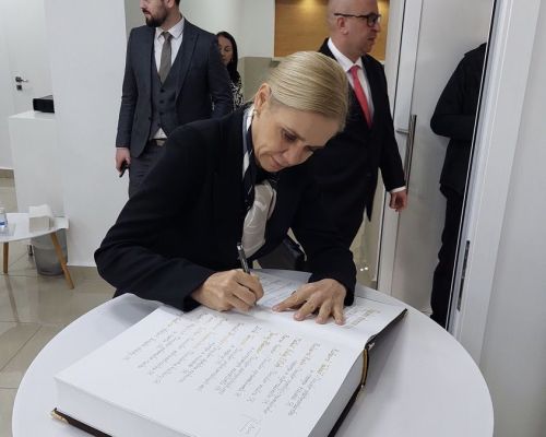 Ministerka hospodárstva SR Denisa Saková počas zápisu do Pamätnej knihy obce.