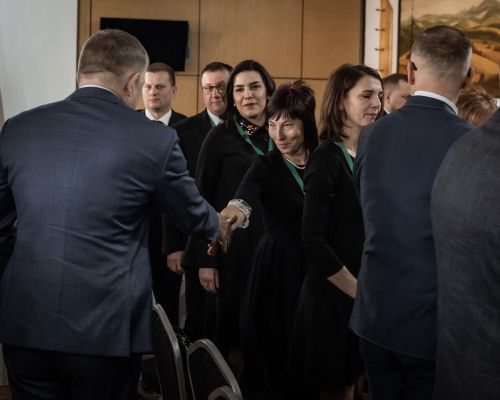 Zvítanie predsedu vlády SR so starostkou obce Svrčinovec Renátou Majchrákovou.