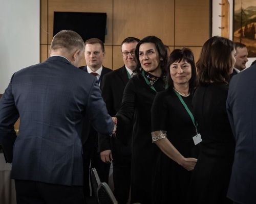Zvítanie predsedu vlády SR so starostkou obce Radôstka Simonou Lutišanovou Majerčíkovou..