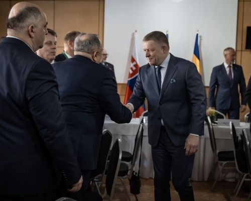 Zvítanie predsedu vlády SR s primátorom mesta Krásno nad Kysucou Jozefom Grapom.