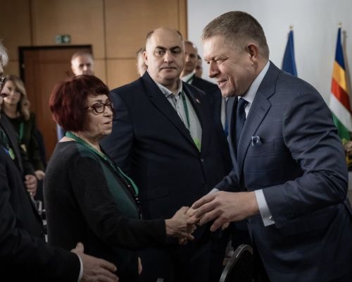 Zvítanie predsedu vlády SR s okresnou predsedníčkou strany SMER-SD Ľudmilou Galusovou.