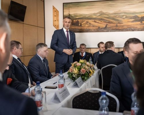 Stretnutie predsedu vlády SR s primátormi, starostkami a starostami kysuckých miest a obcí. Prítomní