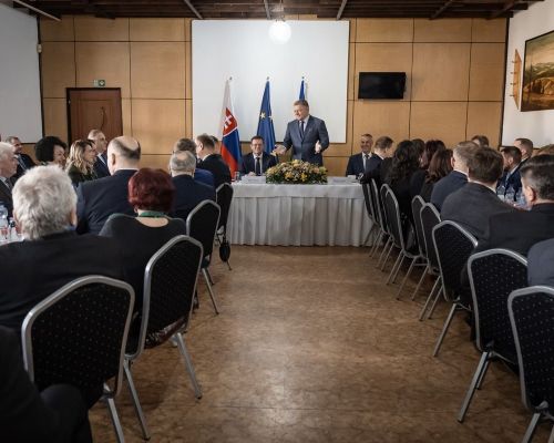 Stretnutie predsedu vlády SR s primátormi, starostkami a starostami kysuckých miest a obcí. Prítomní