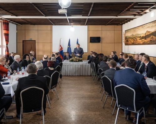 Stretnutie predsedu vlády SR s primátormi, starostkami a starostami kysuckých miest a obcí. Prítomní