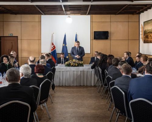 Stretnutie predsedu vlády SR s primátormi, starostkami a starostami kysuckých miest a obcí. Prítomní