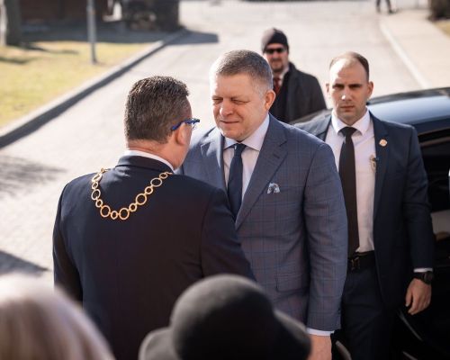 Privítanie predsedu vlády SR Róberta Fica.