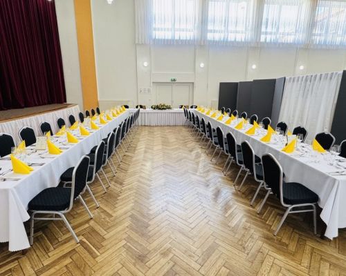 Nastretá tabuľa pre obed členov vlády a prizvaných hostí.