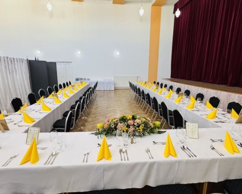Nastretá tabuľa pre obed členov vlády a prizvaných hostí.