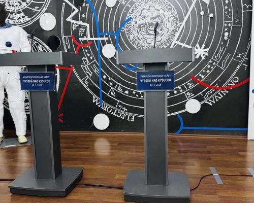 Pamätná izba E. A. Cernana bola upravená pre potreby tlačovej besedy členov vlády SR s novinármi.