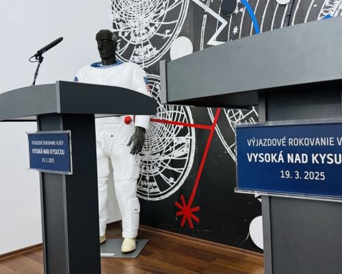 Pamätná izba E. A. Cernana bola upravená pre potreby tlačovej besedy členov vlády SR s novinármi.