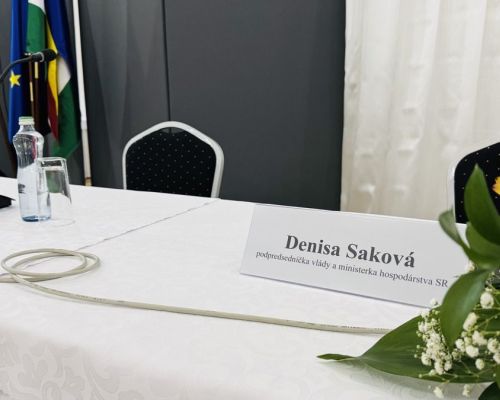 Rokovacia miestnosť v sále kultúrneho domu.