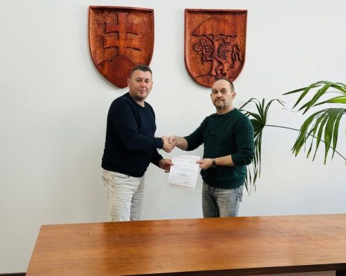Starosta obce Mgr. Anton Varecha odovzdal Mgr. Alojzovi Žuffovi (vpravo) menovací dekrét raditeľa ZŠ
