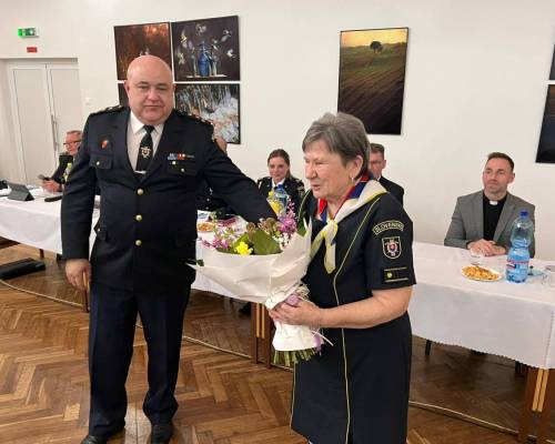 Predseda DHZ Vysoká nad Kysucou poďakoval za prácu doterajšej pokladníčke zboru pani Helene Varechovej.