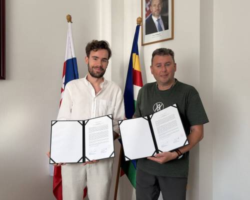 Ján Cipár a starosta obce s podpísaným memorandom o spolupráci