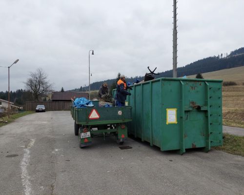 Pracovníci obce počas realizácie zberu objemného odpadu ...